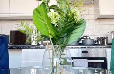 The Felix Apartments - 1 Bedroom - WIFI - FREE Parking - Photo 8