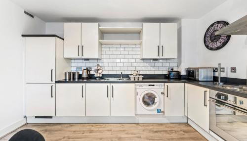 30 percent off! Stylish 2 Bed 2 Bath Abode with Parking - Foto 4