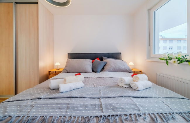 Modern Oasis With Terrace - Photo 5