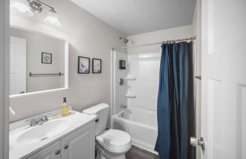 Charming Family Stay w Arcade Theatre Ski Haven Walking trails and river walk in backyard - Foto 28