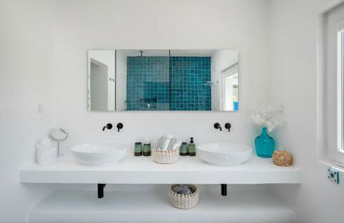 Charming Villa with Pool & Scenic Garden - Foto 24