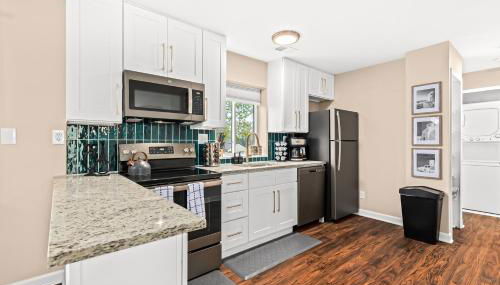 New! Cozy Upper 1BR Flat near Downtown Roseville - Foto 2