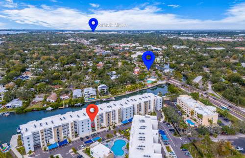 Waterside Retreat: Modern 2BR, Mins to Beach & Apt - Photo 33