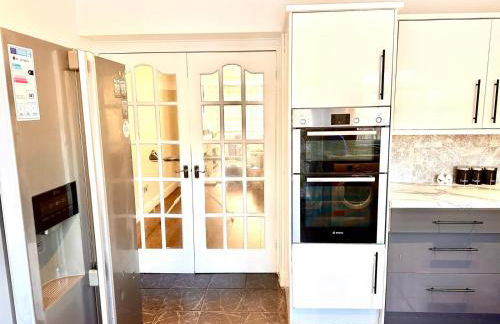 Cosy and spacious Home -Free parking, Free WiFi- sleeps 5 by FINNA Properties Ltd - Foto 33