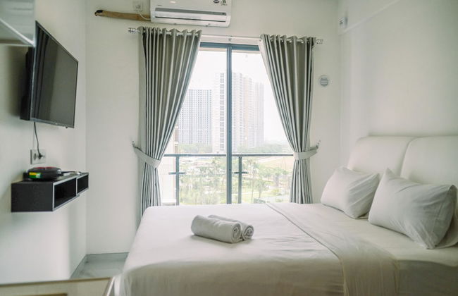 Comfortable Studio With Pool View At Sky House Bsd Apartment - Foto 2