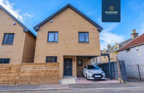L1 - INVOICE and REDUCED PRICE only via SUNRISE SHORT LETS DUNDEE, Large 4 Bedroom House with 6 Beds and 3 bathrooms, TVs in each room, Free Parking, Fully Equipped, Local Amenities, Easy Ring Road Access, Special Rates and ONLY 9 Mins to STANNERGATE Port - Foto 47