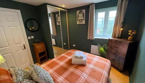 Watford High Street apartment with kitchen & sofa bed - Foto 4, wardrobe