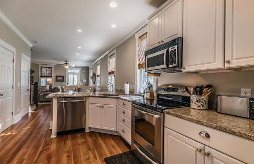 New Listing - Centrally located Beaufort home - Foto 4