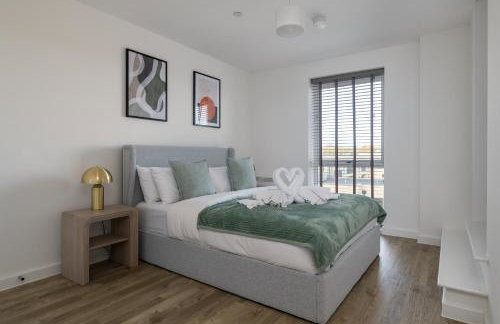 Modern Canal-Side Apartment in Milton Keynes - Photo 10