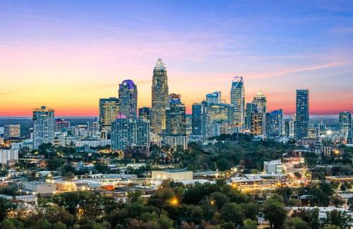 Modern 4BR Retreat in Uptown! - Foto 33