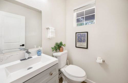 Newly Remodeled Hilltop 4B Retreat with Gym - Foto 20