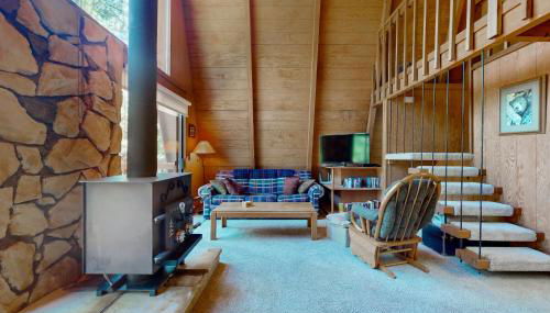 Sierra Nevada Hideaway Cabin with Deck, Mtn Views - Foto 3