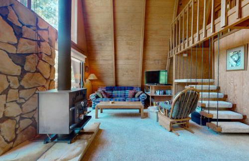 Sierra Nevada Hideaway Cabin with Deck, Mtn Views - Foto 3