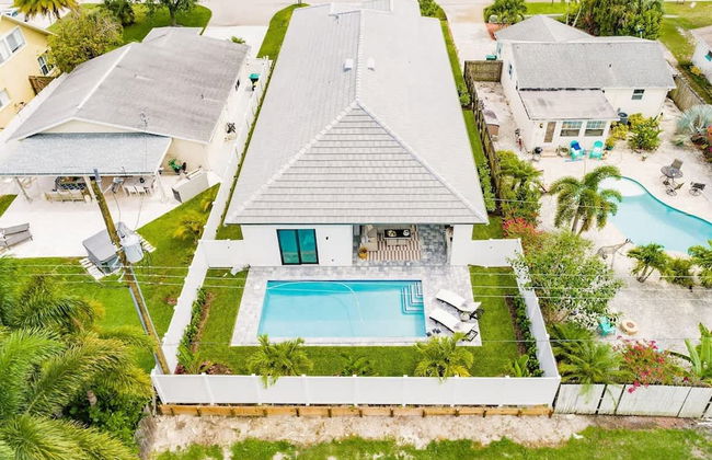 Luxurious Naples 4BR w Pool by Vanderbilt Beach - Photo 39