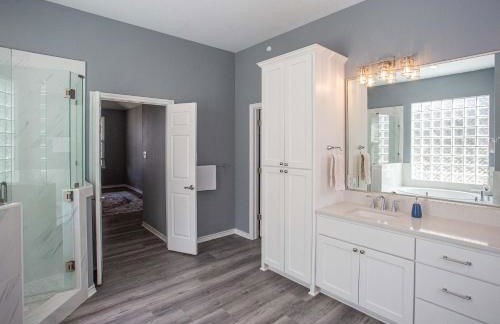 Lakefront 6BR Retreat w Dock & Game Room - Foto 35