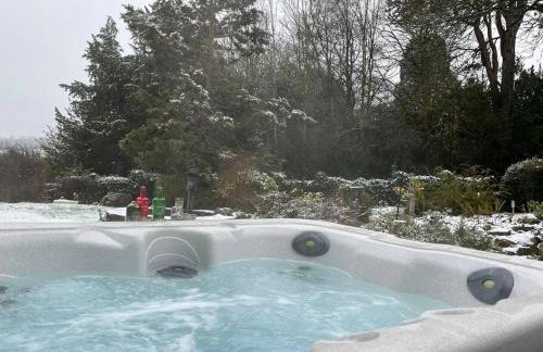 A spacious hidden gem with hot tub, lovely garden & views - Foto 32