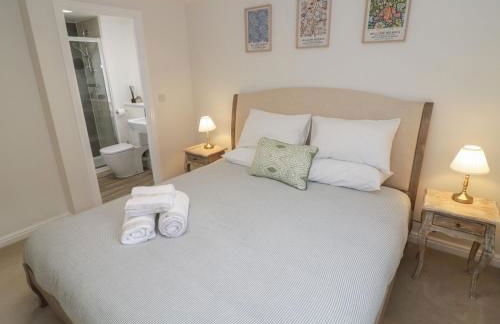 Silverstone Paddock Retreat - Photo 15