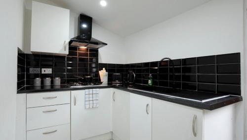 Dixon House, Sleeps 6, Free Parking, Long or Short Stays - by NMB Property - Foto 5