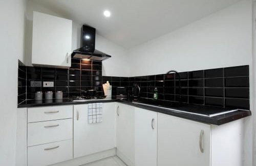 Dixon House, Sleeps 6, Free Parking, Long or Short Stays - by NMB Property - Photo 5