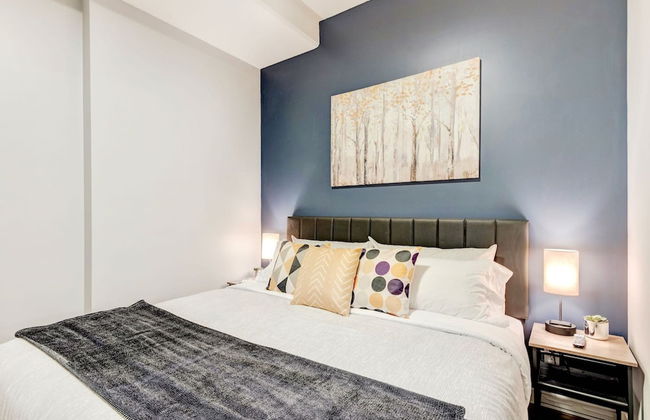 Downtown Condo w Incredible Views and BBQ - Photo 21