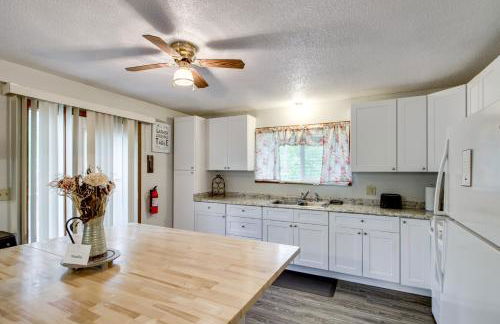 Near Lakes Updated Family Home with Deck in Cushing - Foto 3