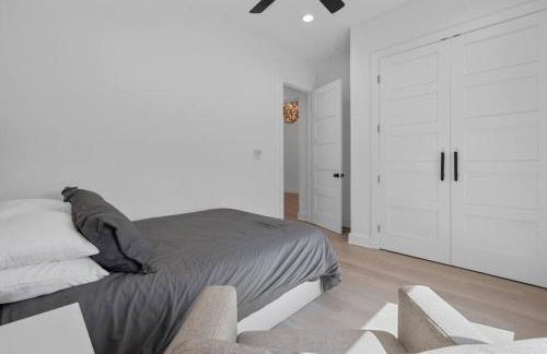 Modern Retreat 10 min-Oaklawn BBQ grill Pavillion Kids playground - Foto 29