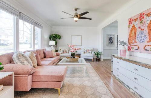 Stylish 3BR w Sunroom & Deck - Foto 6