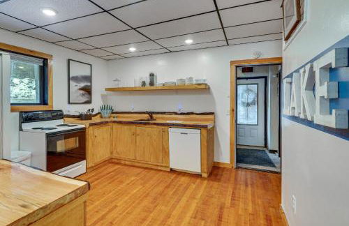 Great for Gatherings! Lakefront Ticonderoga Villa - Foto 17