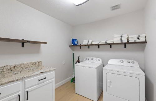 Spacious 5-bedroom villa in welcoming Burleson with WiFi, AC - Foto 6