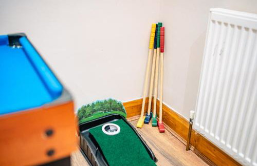 4BR 2Bath Home -Hot Tub, Free Parking & Games Room - Foto 26