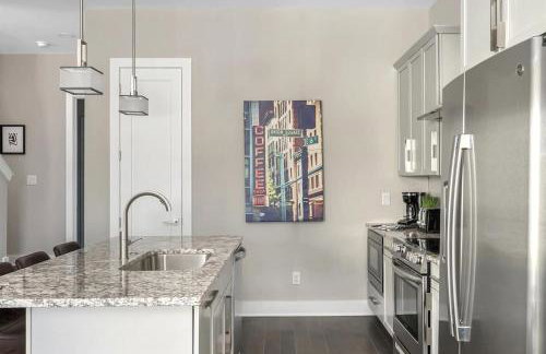 BRAND NEW Side by Side Homes - Sleeps 24 Guests - Foto 12