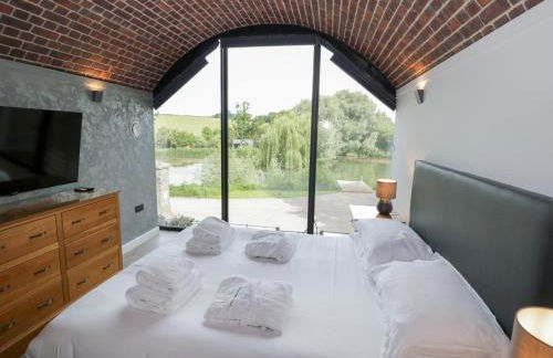 The Tunnel at Bridge Lake Farm and Fishery - Foto 14