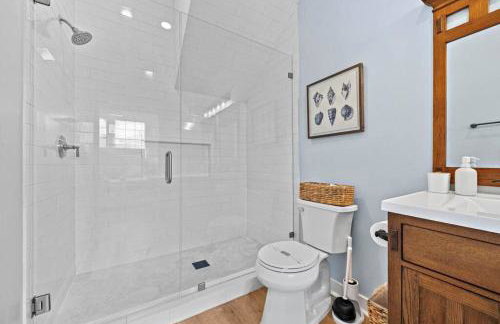 Cozy Home Near Downtown with a Pool and Fire Pit - Foto 18