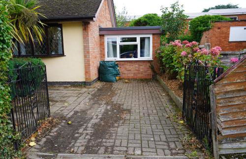 Charming 3 Bed Bungalow Parking & Wifi Business and Leisure by Jesswood Properties - Foto 20