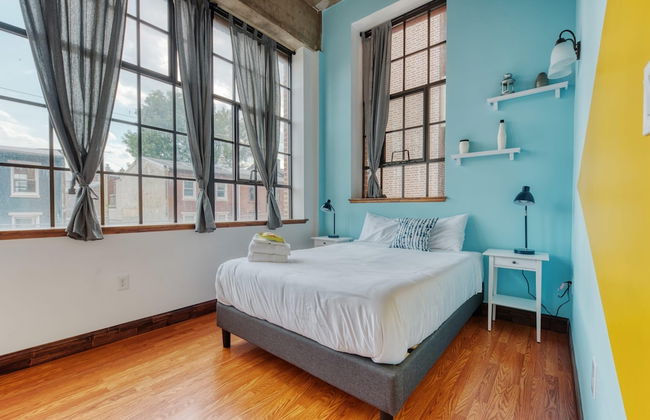 Sosuite 2BR Apt w Balcony W D Gym On-site Bar - Photo 2