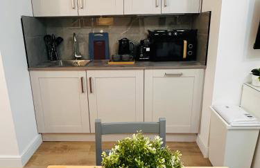 Luxury Self-Contained Studio Apartment near QE Hospital R1 - Photo 19