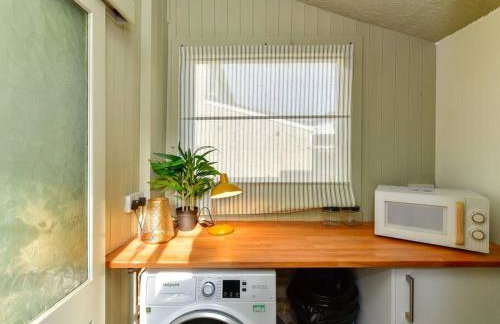 Stylish 3 Bed Home with Parking! - Photo 10