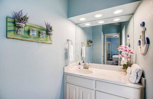 Stunning Lakefront Home with 2 Patios, Chef's Kitchen, & Lake Access - Foto 40