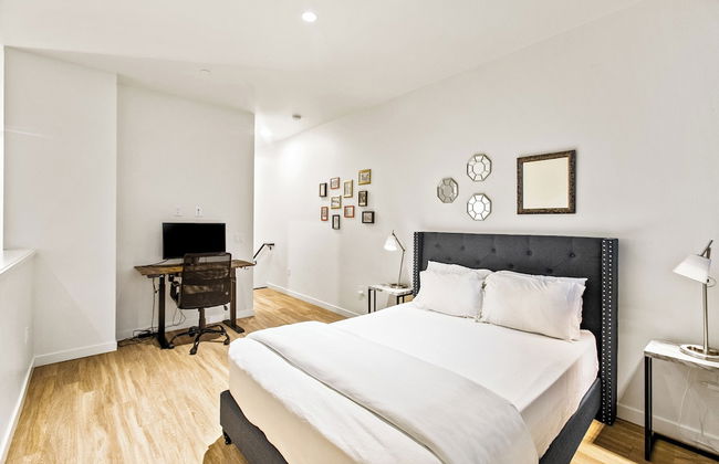 Posh Lofty Pad in Central Redmond - Photo 2