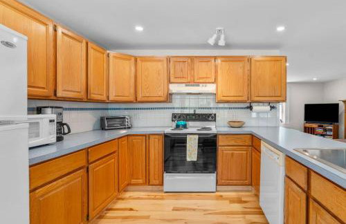 Lovely House 5 Min to Beach with Deck Grill and Garage - Foto 16