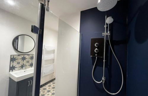 Orchard Lodge-Coastal Retreat, newly built hideaway with village views and private terrace - Foto 28