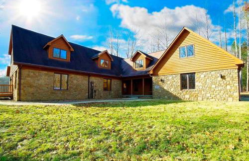 Stately Luxury Vacation Rental with a Private Hot Tub near Brown County State Park, Indiana - Foto 4