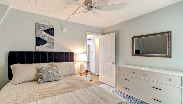 Roomy Chalet-Style Beachfront Condo with Private Beach Access by RedAwning - Foto 4, Habitación