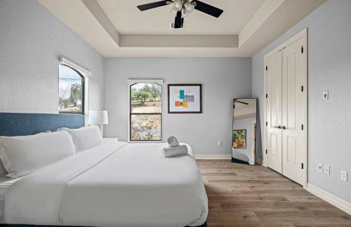 Lake Travis Family Retreat with Theater Game Room and BBQ 7 min from Marina - Foto 6
