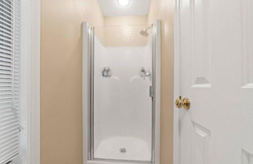 New, Spacious and charming, with a river view, conveniently located near skiing and golf - Foto 16