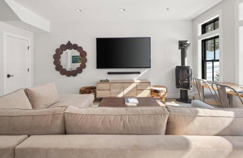 New & Modern Townhouse Close to Skiing, Brand New Hot Tub - Photo 11