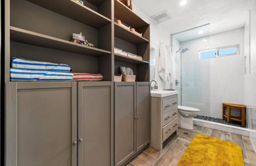 Whimsical Oasis Retreat by Rather Be Properties - Foto 46