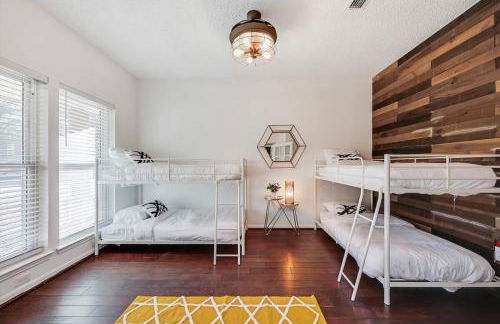 Glamorous 4BR 2,5BA Holiday Home with Pool, Game Room & Fire Pit - Foto 20