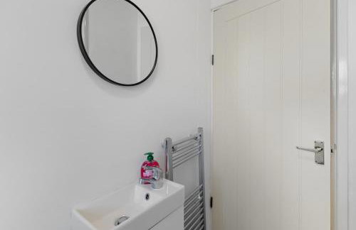 Modern 5 Bed 2 Bath House w Free Parking - Photo 20