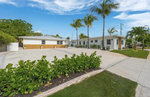 M Lake Worth Beach - Modern Villas Near West Palm Beach, Chic Retro Vibes, King Bed, Cozy Backyard, BBQ, Workspace, High-Speed Internet, Free Parking, 5 Minutes to Downtown & Beach - Foto 9